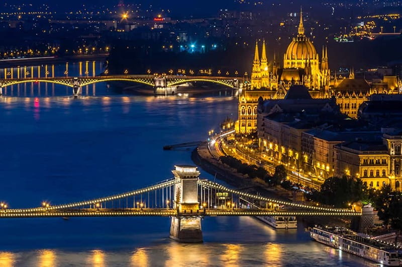 Budapest: Evening Castle Hill Tour with Fishermen's Bastion - Matthias Church stop, a quick guided look that adds context