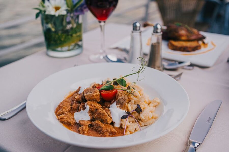 Budapest: Evening Cruise and Dinner with Welcome Drink - Where your Budapest evening starts: Vigadó 6 kikötő