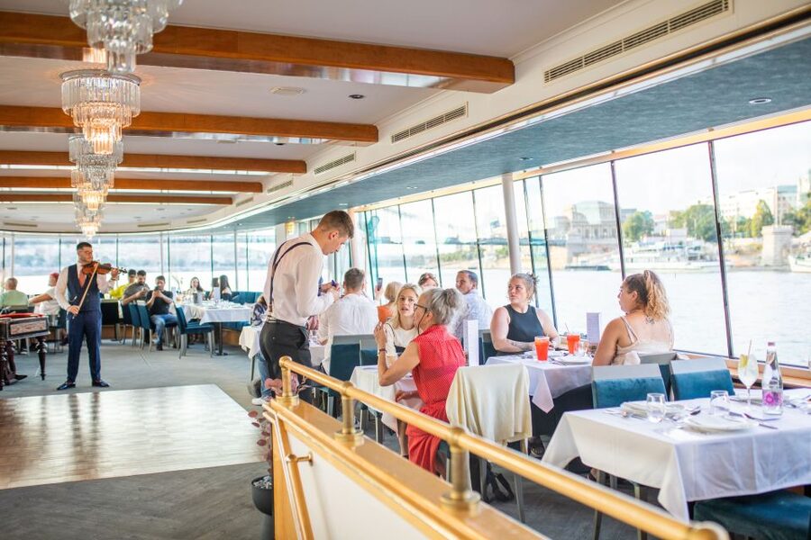 Budapest: Evening Cruise and Dinner with Welcome Drink - Welcome drink and the champagne moment: a small detail with big payoff
