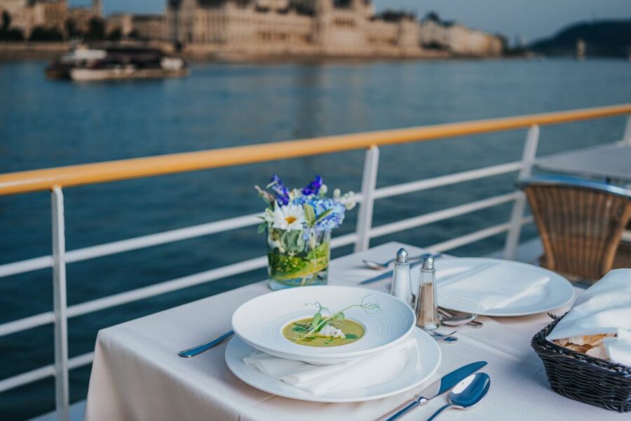 Budapest: Evening Cruise and Dinner with Welcome Drink - Boarding and first views: the Danube ride that frames the city
