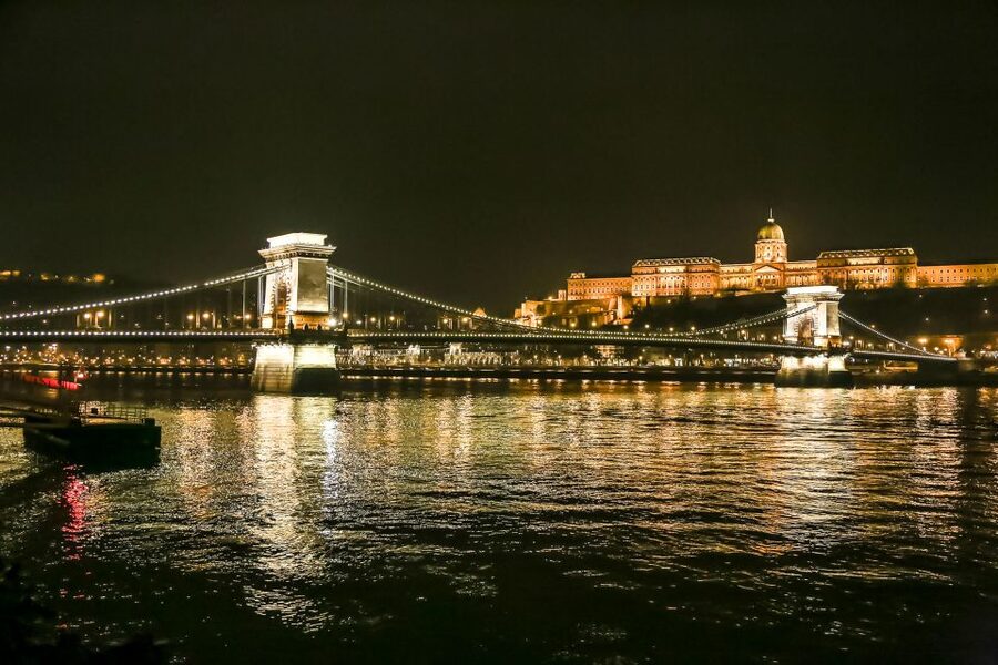 Budapest: Evening Cruise including Drinks and Live Music - The Route at Night: Six Bridges and a Best-Views Plan