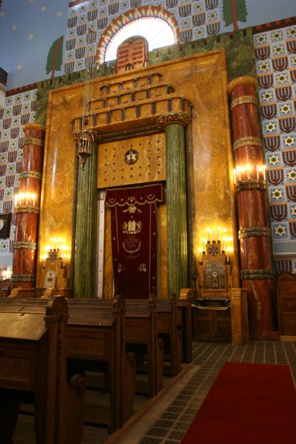 Budapest Grand Half-Day Jewish Heritage Tour - Dohány Street Synagogue Interior: More Than a Photo Stop