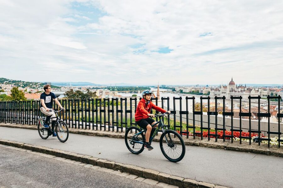 Budapest: Grand Sightseeing Bike Tour - Danube River Front to Elizabeth Bridge: First Photos, Easy Rhythm