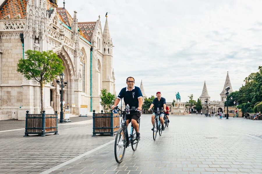 Budapest: Grand Sightseeing Bike Tour - Chain Bridge Photo Stop and the Danube Bottom Line
