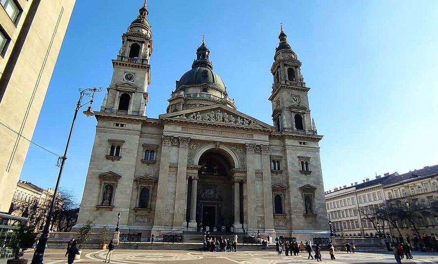 Budapest: Guided City Walking Tour in Buda and Pest - St Stephen’s Basilica to Pest City Centre: Your Orientation Kickoff