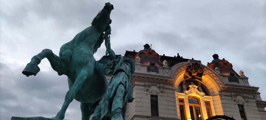 Budapest: Guided City Walking Tour in Buda and Pest - Freedom Square and Parliament: The Photo Moment With Context
