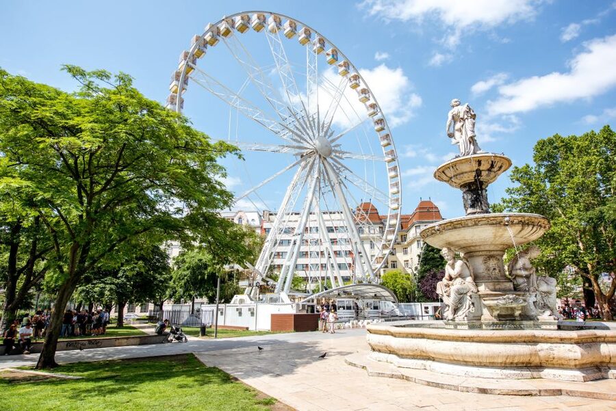 Budapest: Guided Walking Tour of Pest - Pace, Photos, and Rain-Day Reality