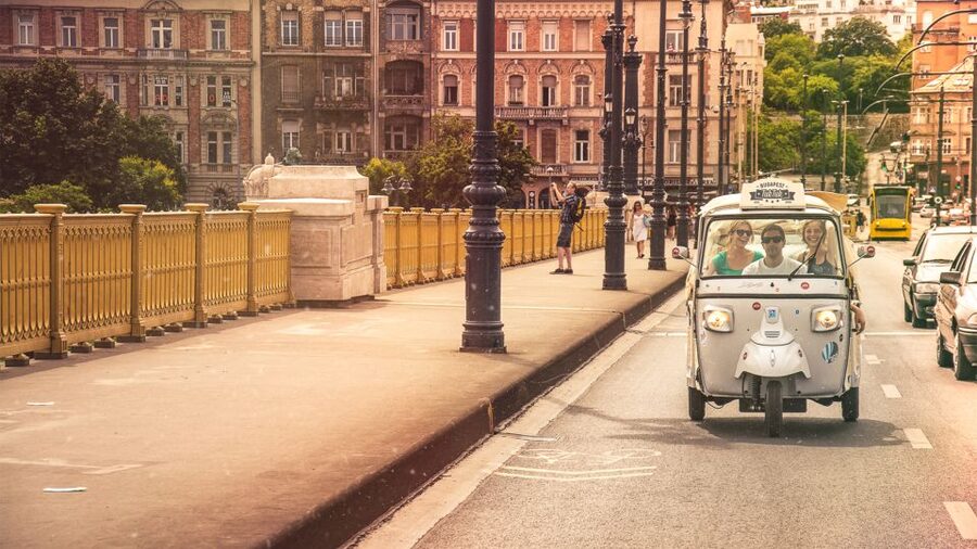 Budapest: Half-Day Exclusive Highlights Private Tour - Tuk-tuk orientation in Budapest: getting bearings fast