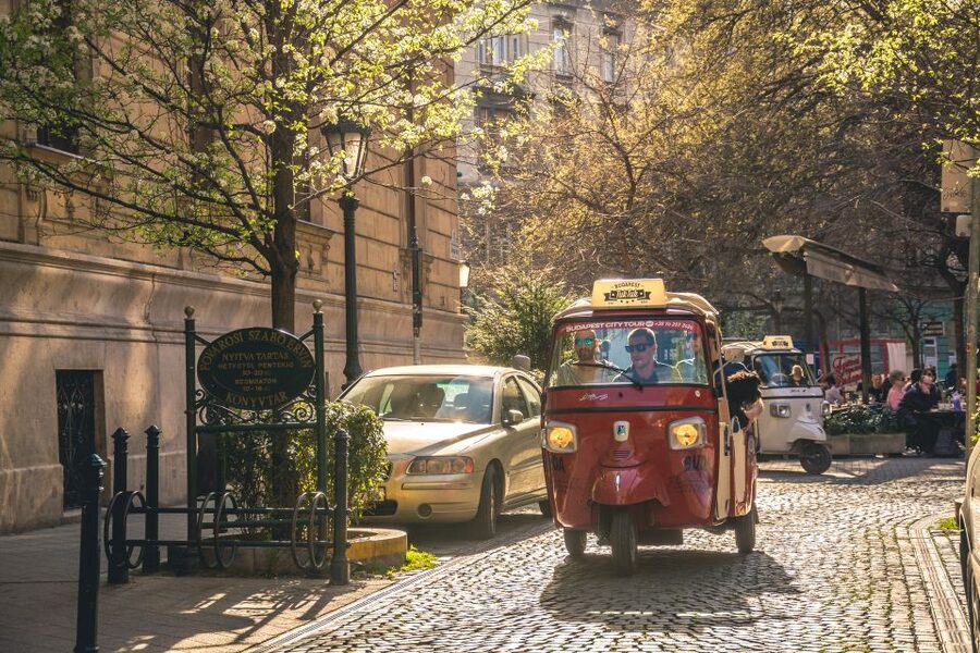 Budapest: Half-Day Exclusive Highlights Private Tour - Buda and Pest in one ride: what to look for on each side