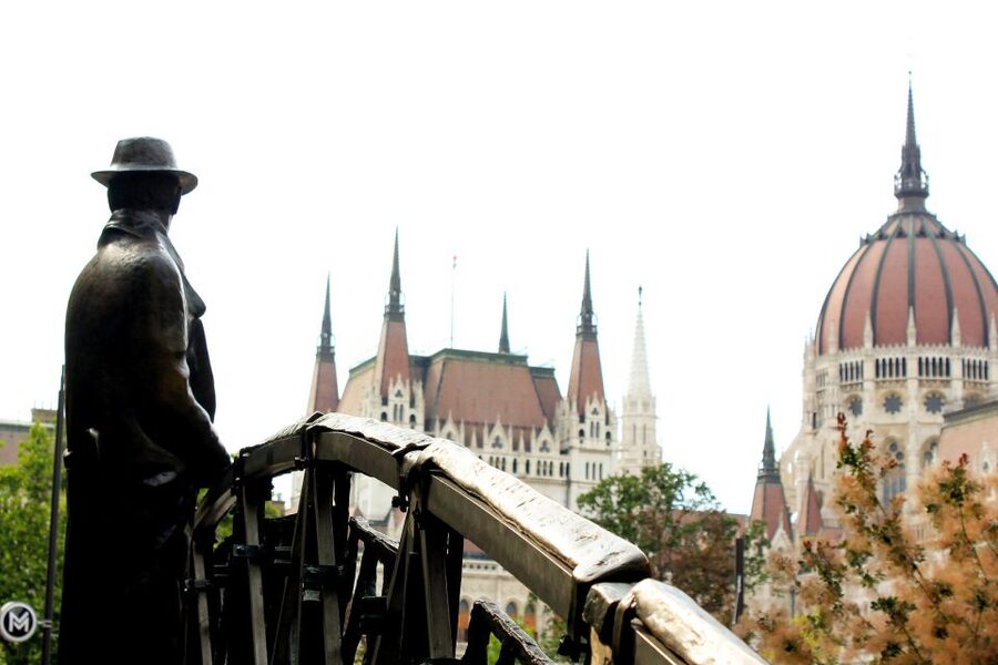 Budapest: Hammer & Sickle Communism Walking Tour - Starting at Deak Ferenc tér, then walking through Pest’s political map