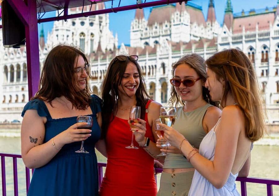 Budapest: Happy Hour Sightseeing Cruise - Cocktail Time Meets Photo Time, Best Spots on Board