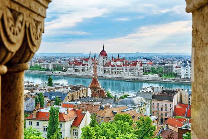 Budapest Highlights Self guided scavenger hunt and Walking Tour - Stop 5: Chain Bridge Lion Statues (The Spot Everyone Knows)