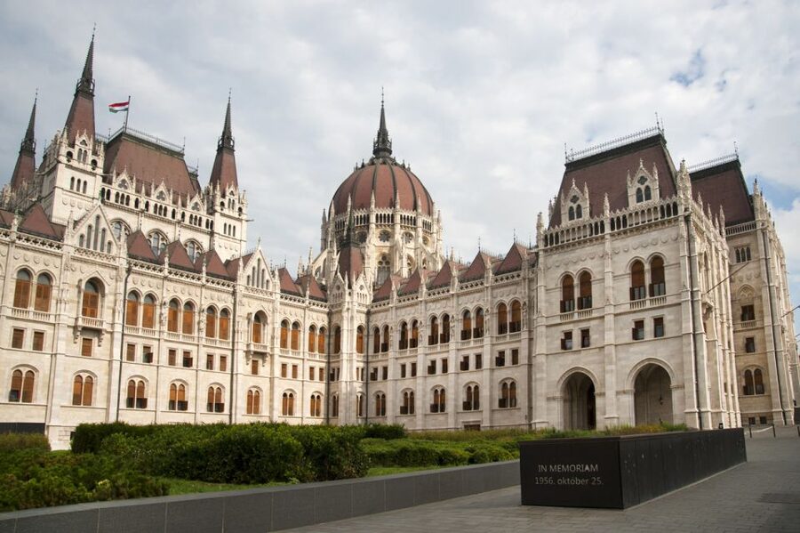 Budapest: Inner City Walking Tour in German - The Danube’s Shoes monument and the choice of a reflective ending