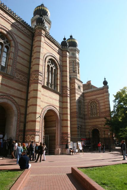 Budapest: Jewish Heritage Guided Tour with Synagogue Ticket - Dohány Street Synagogue: the big exterior, then the big interior