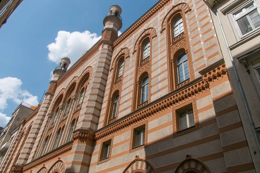 Budapest: Jewish Heritage Walking Tour with Historian Guide - Finding Your Start Point at Deák Square