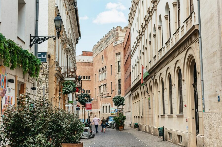 Budapest: Jewish History Guided Walking Tour with Historian - The 7th District route: synagogue exteriors you can actually picture