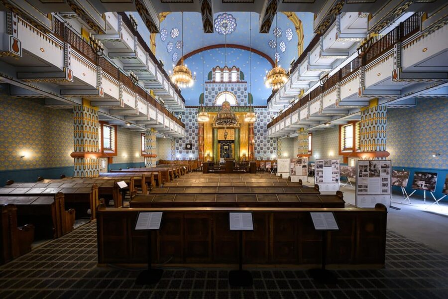Budapest: Jewish History with Local Guide & Synagogue Ticket - What the guide does that really makes it work