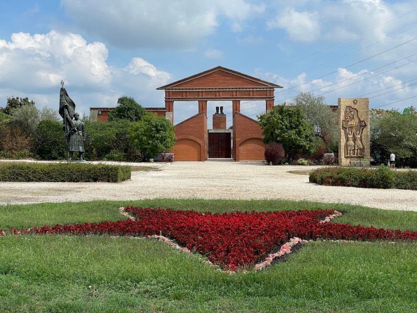 Budapest: Memento Park and Icons of Communism Guided Tour - The real centerpiece: Stalin’s Grandstand and the Boots of Stalin