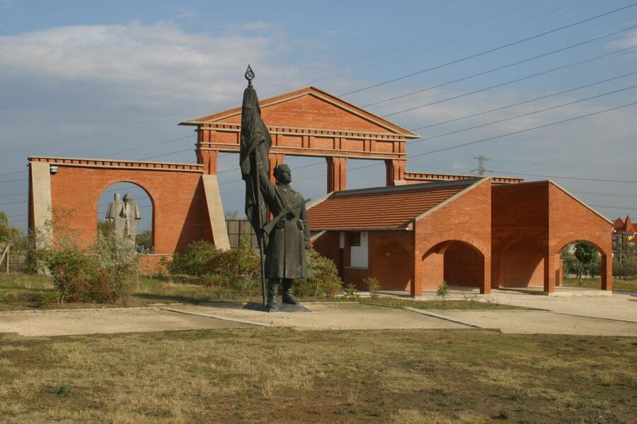 Budapest: Memento Park Ticket - Timing inside the park, and what to wear