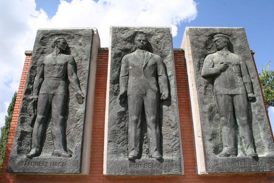 Budapest: Memento Park Ticket - Arriving at the park entrance and getting oriented fast