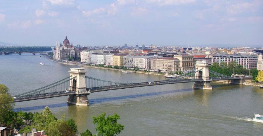 Budapest: Multilingual Highlights Tour - The Hungarian Parliament Exterior: Why Timing Matters