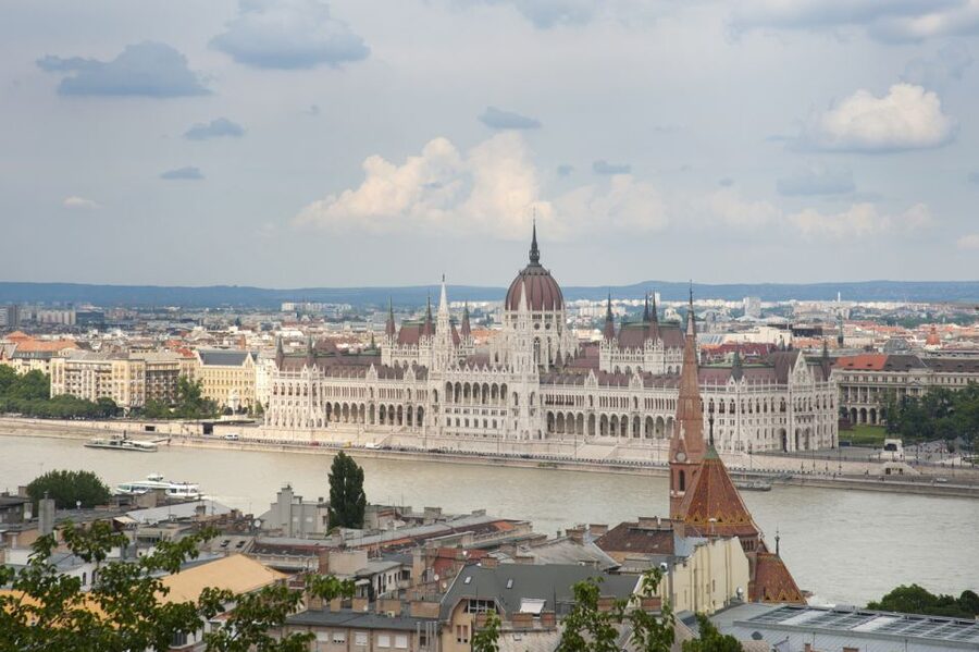 Budapest: Multilingual Highlights Tour - Guides, Language Choice, and the Human Touch
