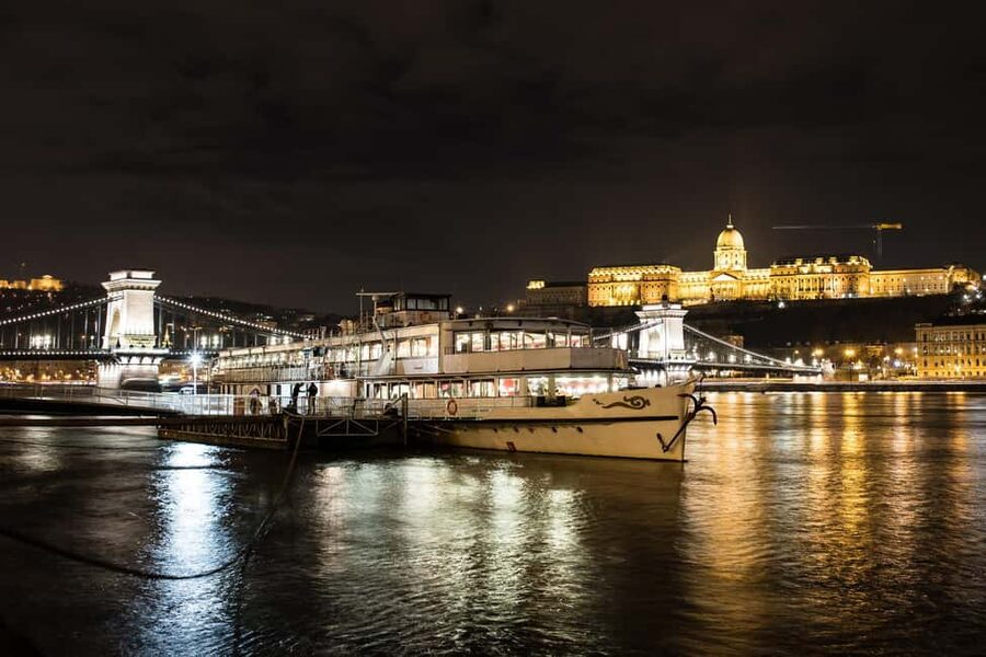 Budapest: New Year's Eve Party Cruise with Food & Live Show - Cruising past Chain Bridge, Parliament, Citadella, and more, what to look for