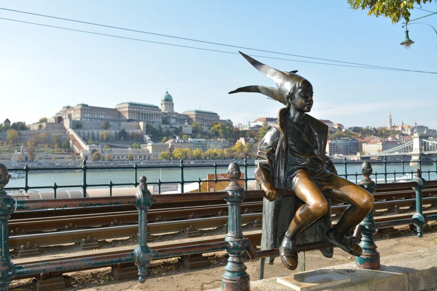 Budapest: Night Walking Tour with Danube River Cruise - Who this night walk and cruise is best for