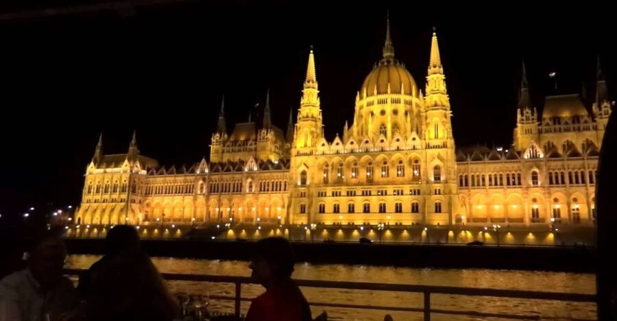 Budapest: Night Walking Tour with River Cruise and Wine - Key things I think are worth your attention
