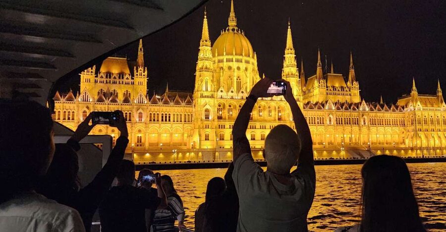 Budapest: Nighttime or Daytime Sightseeing Cruise - Should you book the Budapest Danube night or day cruise?