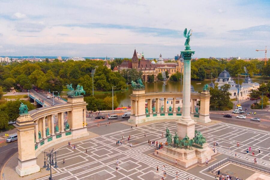 Budapest Old Town and Top Attractions Private Walking Tour - What 2 Hours Feels Like on Foot