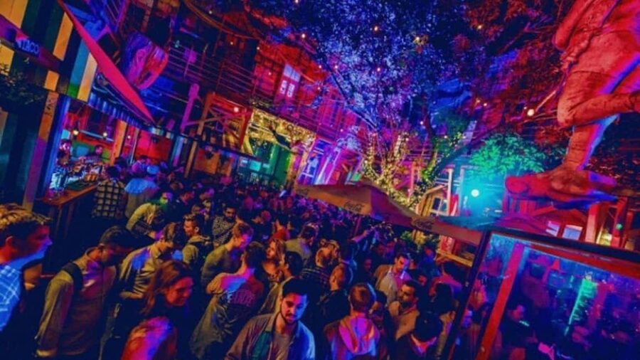 Budapest: Party District Bar-Hop with 2hr Unlimited Drinks - Meeting games at the start: the fastest way to meet people