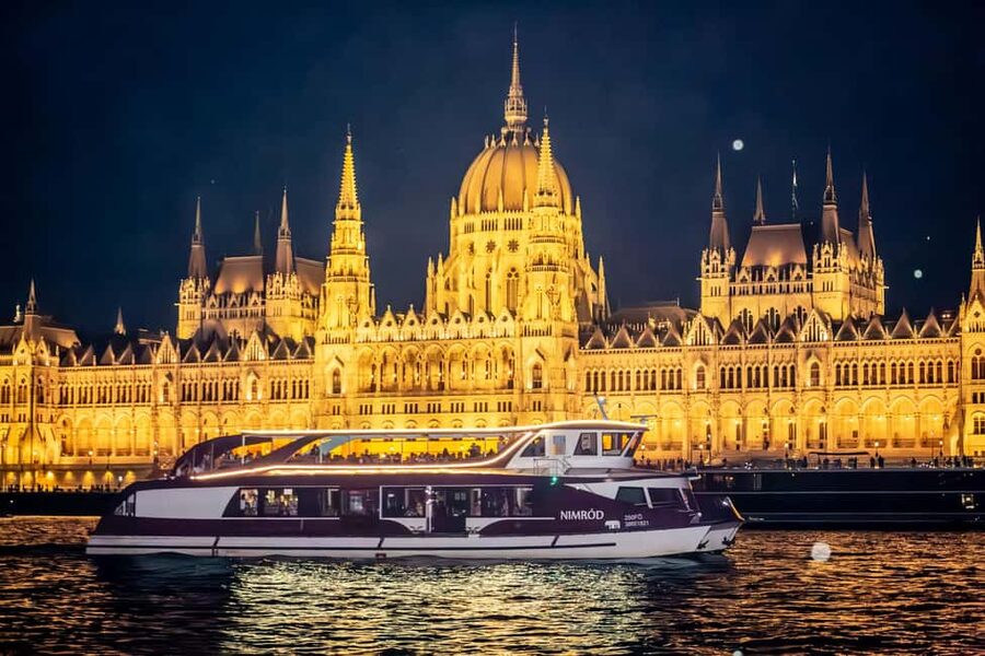 Budapest: Pizza Cruise - The Danube route: from Gellert Hill to Parliament lights