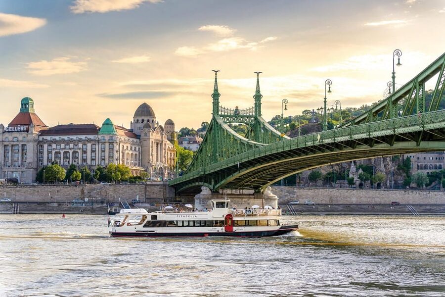 Budapest: Premium Sightseeing Cruise with Tokaj Frizzante - Comfort details that are easy to miss, but matter a lot