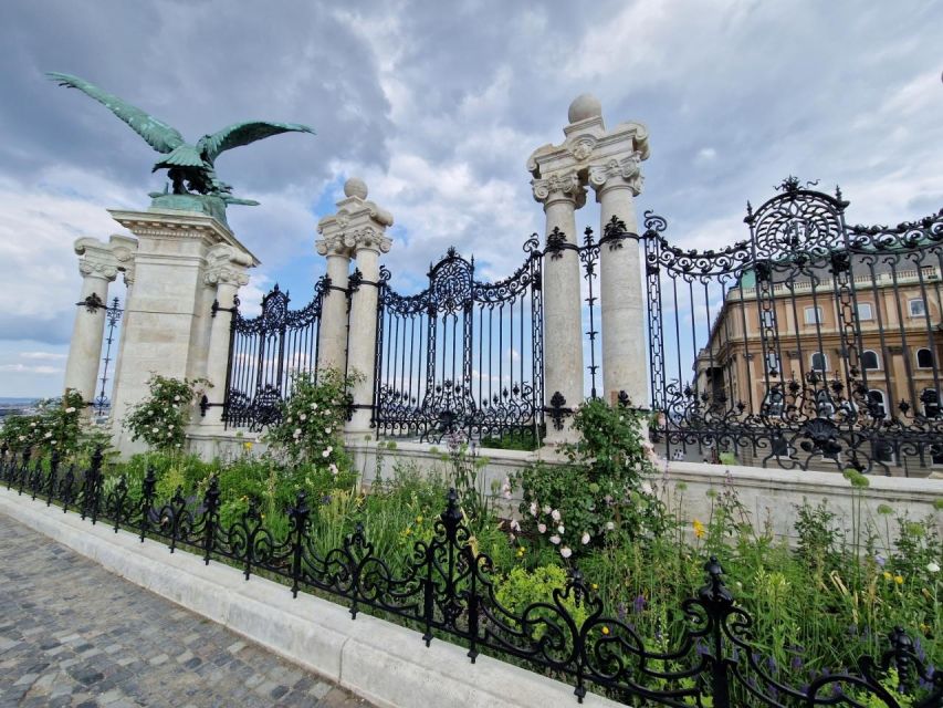 Budapest: private deluxe tour with a native, in Spanish - Buda Castle area: Matthias Church outside and Fisherman’s Bastion viewpoints