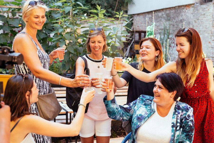 Budapest: Private Food Tour – 10 Tastings with Locals - Szimpla Kert Stop: Drinks and Ruin-Bar Energy