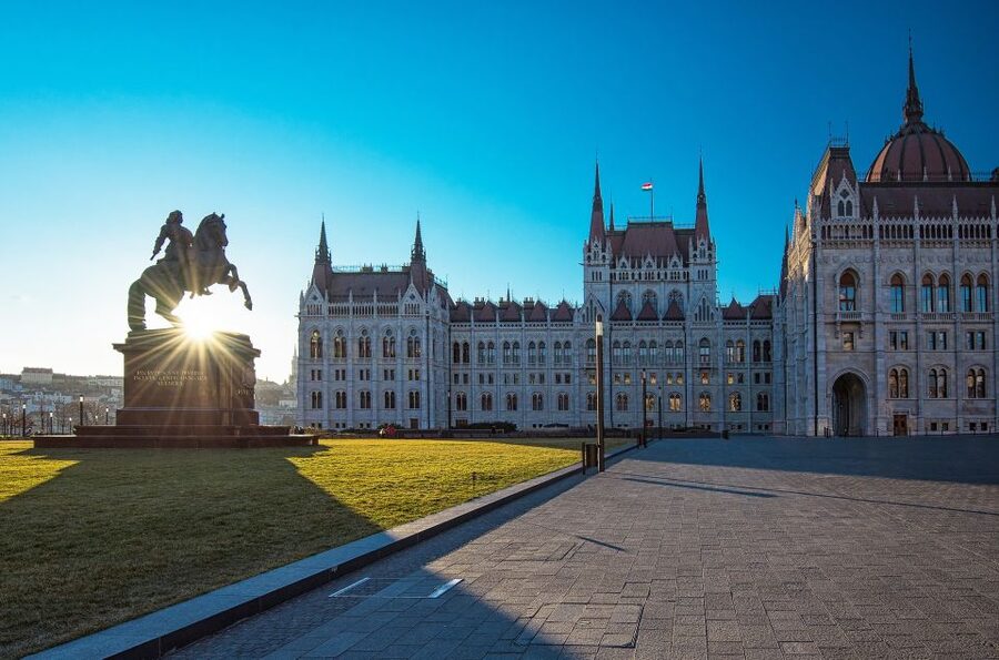 Budapest: Private Walking Tour of City with Spanish Guide - Why Budapest feels easier with a private Spanish guide