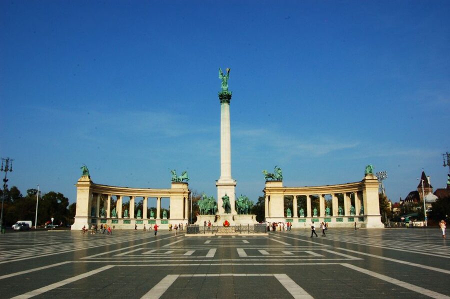Budapest: Private Walking Tour of City with Spanish Guide - St. Stephen’s Basilica and the Jewish Quarter, a start with big atmosphere