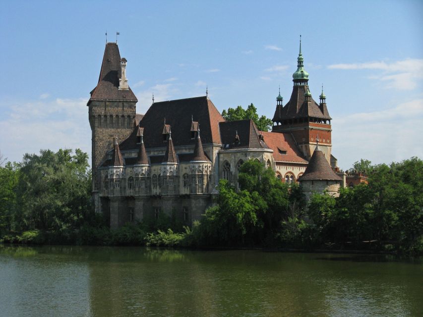 Budapest: Private Walking Tour of City with Spanish Guide - Chain Bridge and the Danube bank: the photo moment you will want to linger on