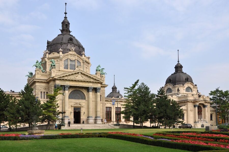Budapest: Private Walking Tour of City with Spanish Guide - Coffee breaks, shopping, and photo time you control