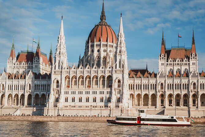 Budapest River Cruise with 1 Free Tokaj Frizzante and Audio Guide - The 1-Hour Danube Panorama: Downtown Sights and Photo-Friendly Framing