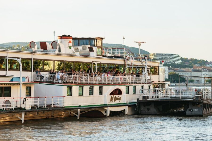 Budapest: Sightseeing Cruise on the Danube - Akadémia 2 ponton: how to find your boat without stress