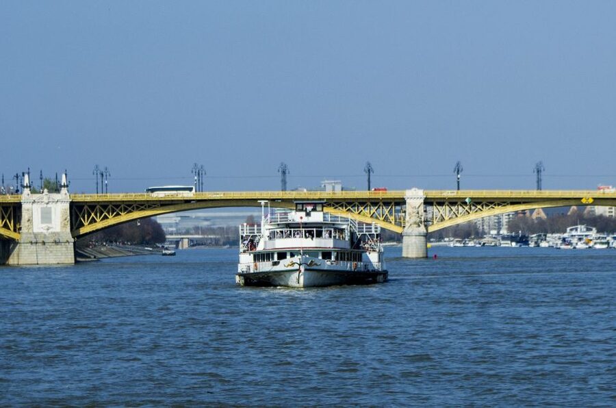 Budapest: Sightseeing Cruise on the Danube - Stops without a guide: what you should expect from information on board