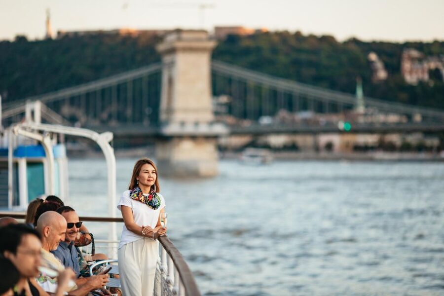 Budapest: Sightseeing Cruise on the Danube - Timing matters: 60 minutes at noon, 90 minutes at 7pm or 10pm
