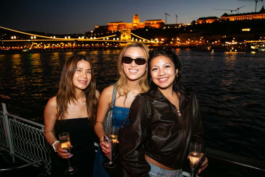 Budapest: Sip & Sail Danube Cruise with Prosecco Cocktails - The Danube route: from Parliament to Buda Castle to the night bridges