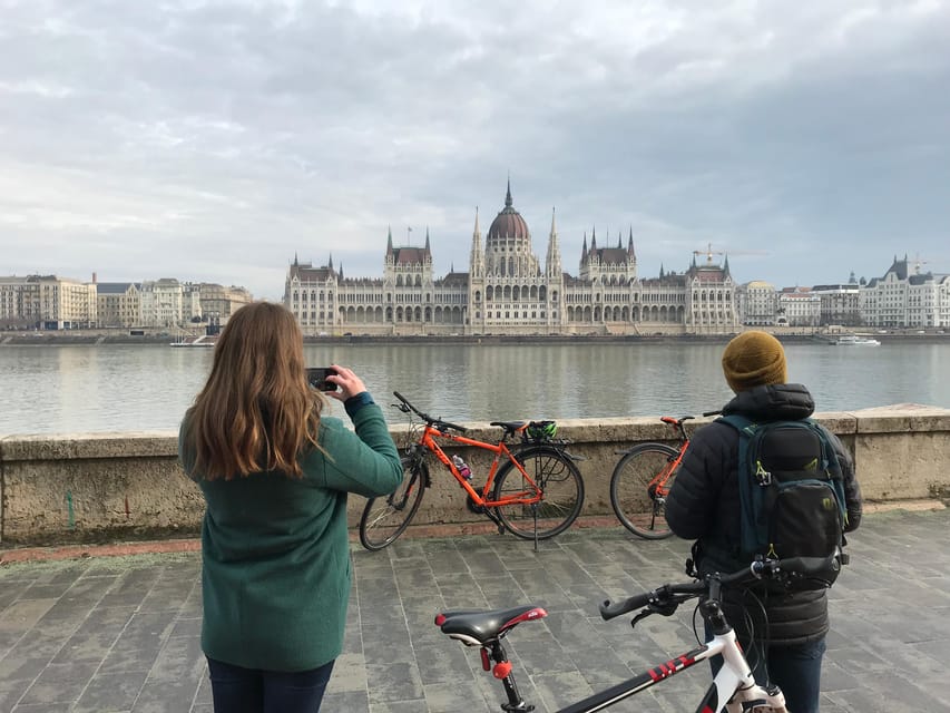 Budapest: Sunset guided bicycle ride - Ending back downtown near Vörösmarty tér and the Jewish Quarter mood