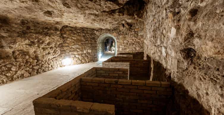 Budapest: The WWII Siege of Buda Castle & Bomb Shelter Tour - Starting at Dísz Square: Finding Your Guide and the Castle Mood
