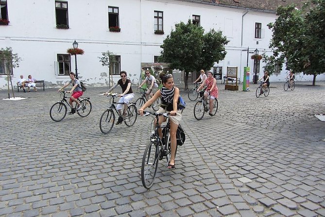 Budapest to Szentendre bike & boat tour - Getting to Szentendre by bike: your one-hour stroll window