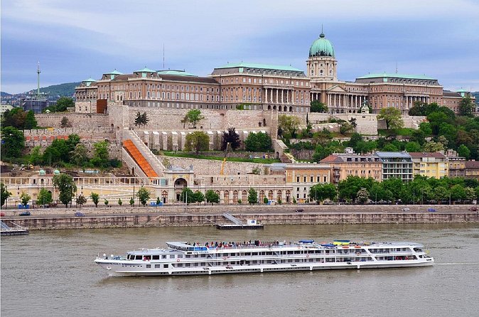 Budapest Walking Tour: Explore Top Sights & Hidden Gems - Szakszervezetek Háza: A 1970s Trade Union Building in the Center