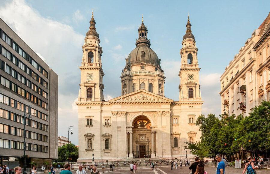 Budapest: Walking Tour in German - Crossing the Danube by public transport: quick, useful, and budgetable